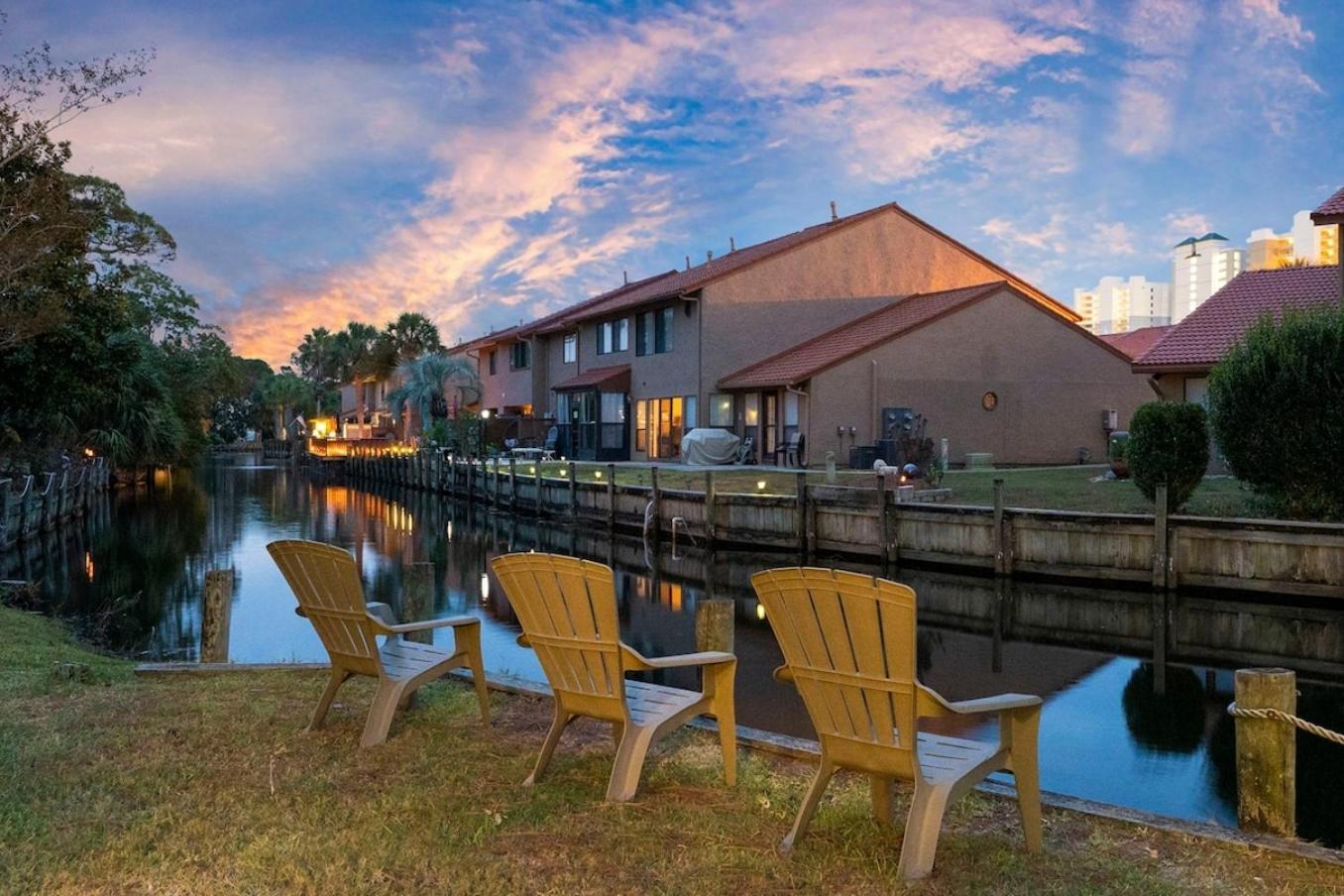 Holiday home Stylish 4br Canal View 11 Pools House *
